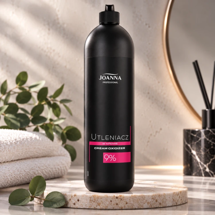 Joanna Professional Utleniacz w Kremie 9% 1000 ml – profesjonalny oksydant do koloryzacji włosów, przeznaczony do stosowania z odpowiednimi farbami i rozjaśniaczami. Kremowa konsystencja ułatwia mieszanie i aplikację. Dostępny w ART FRYZ.